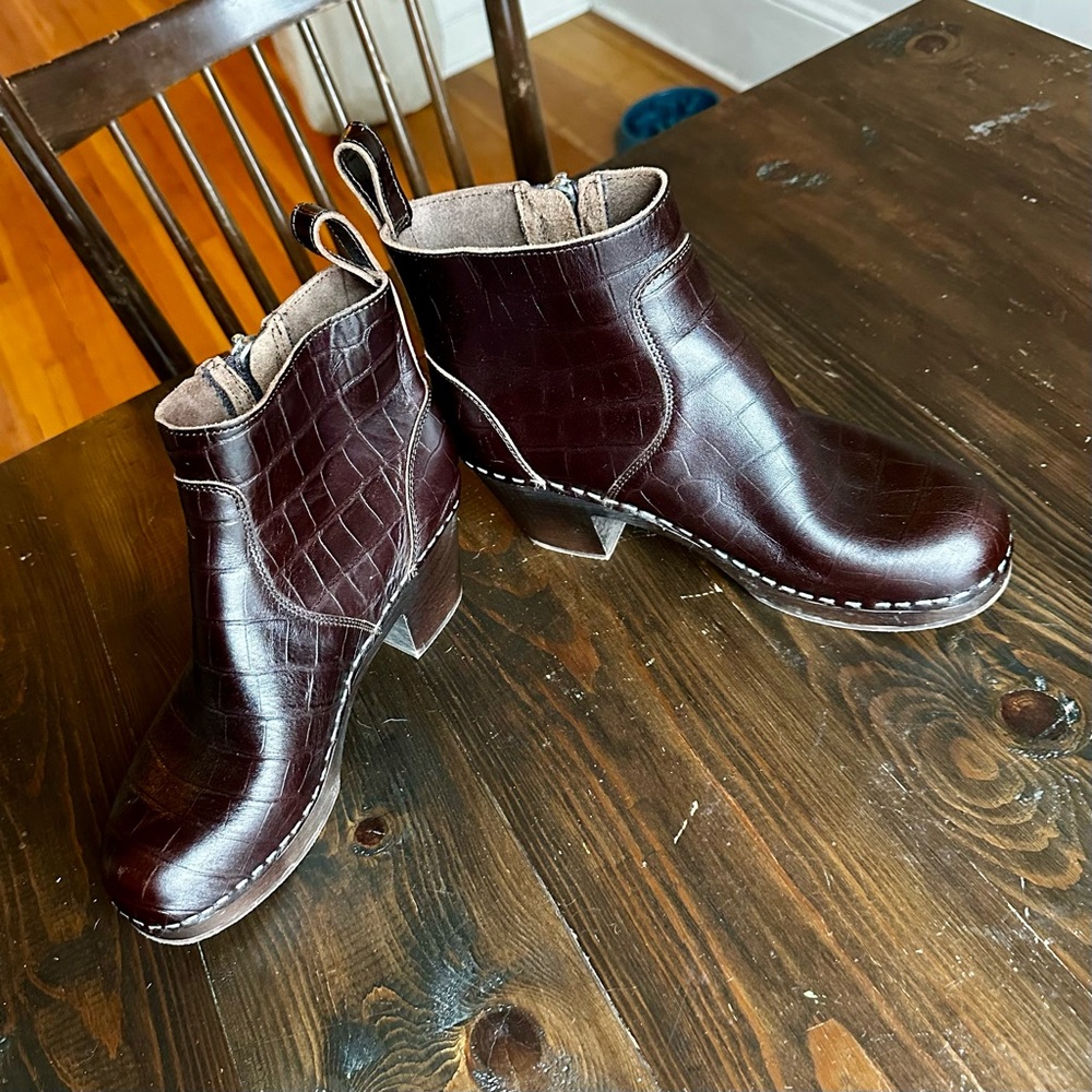 Swedish Hadbeens Cherry Brown Croc Leather Bootie, US Women's Size 9, Size 39.